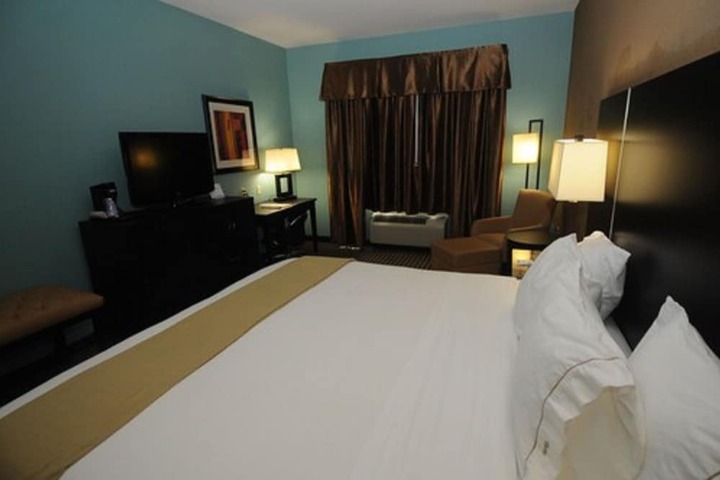 1 King Bed (3 of 14)