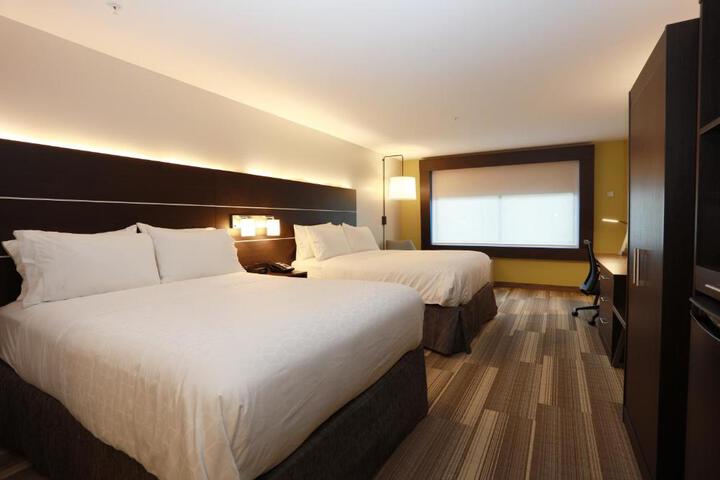 2 Queen Beds Accessible (3 of 8)