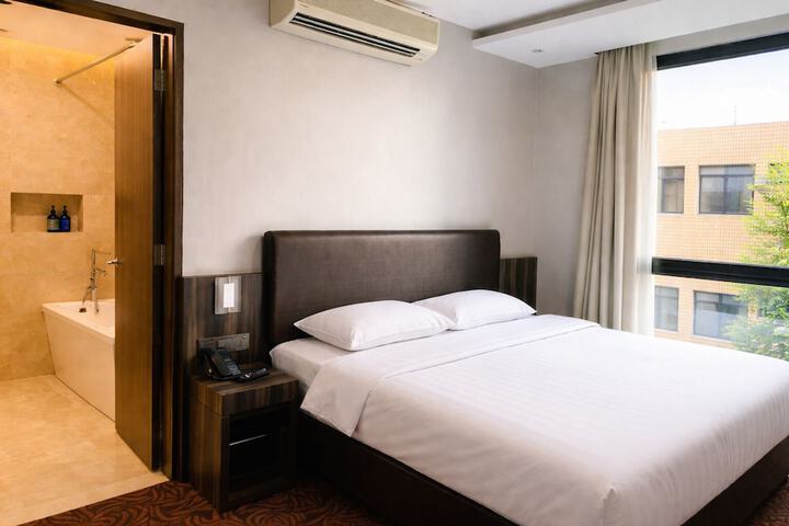 Room 43 of 104