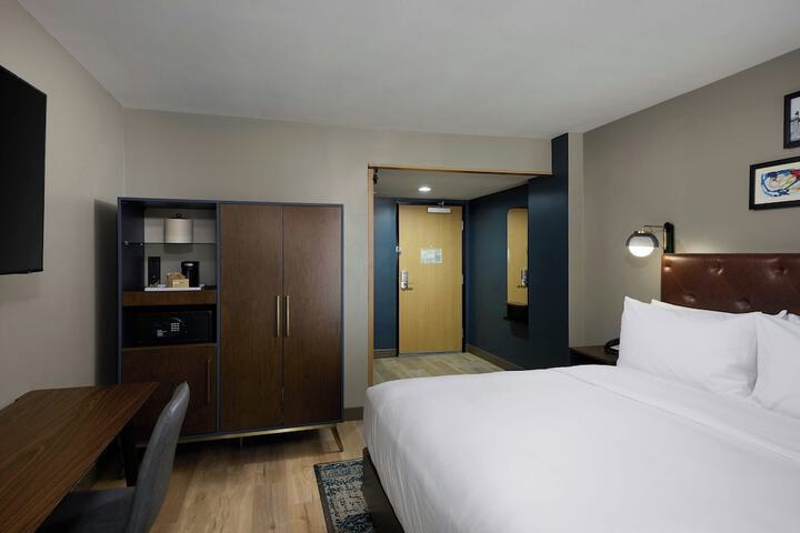 Room 13 of 38