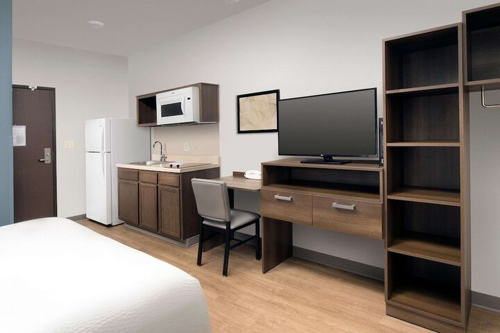 1 Queen Bed (16 of 16)