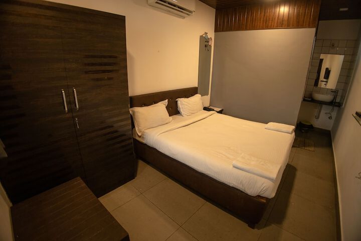Room 4 of 16