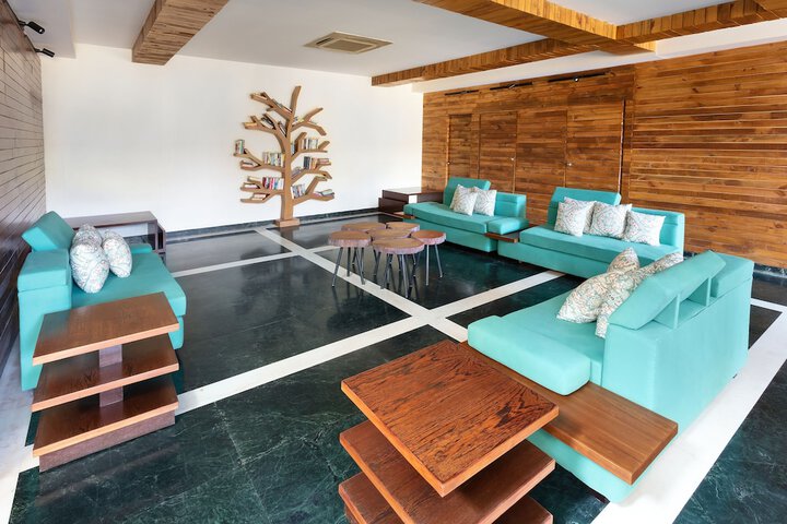 Lounge 53 of 65