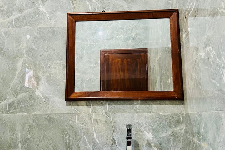 Room 10 of 12
