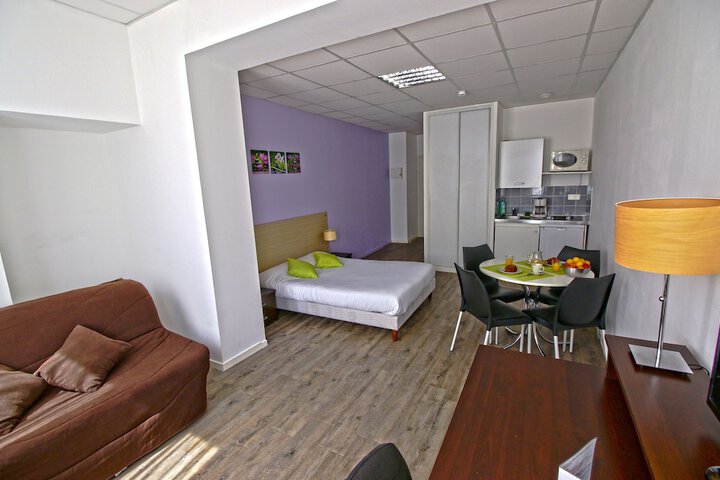 Room 8 of 34