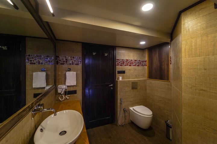 Room 12 of 76