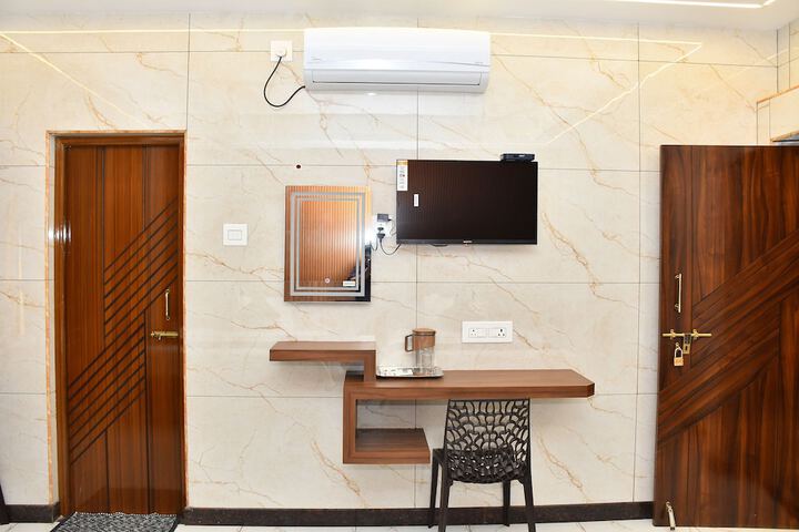 Room 10 of 16