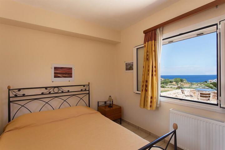 Room 6 of 18