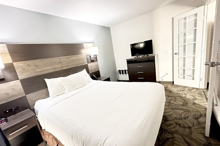 1 Queen Bed Efficiency Suite (6 of 54)