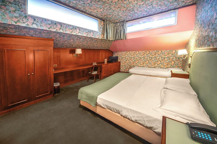 Room 10 of 29