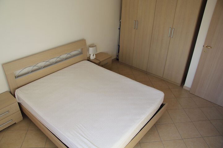 Room 8 of 172