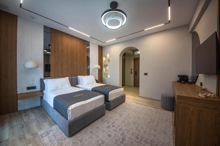 Room 14 of 93