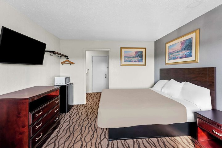 1 Queen Bed (2 of 7)