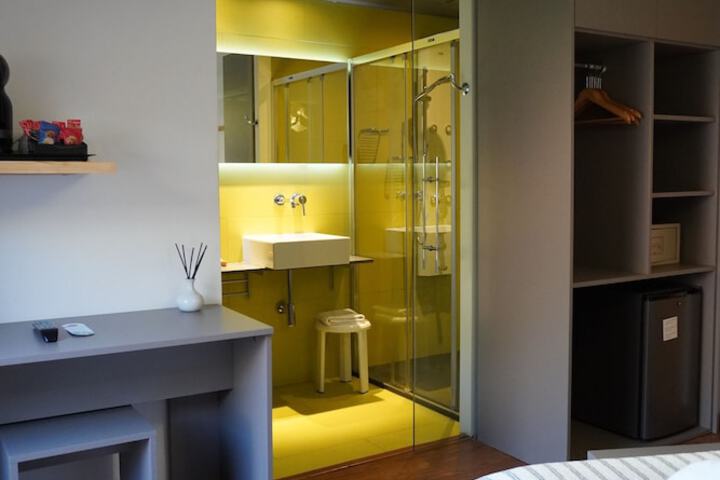 Room 10 of 42