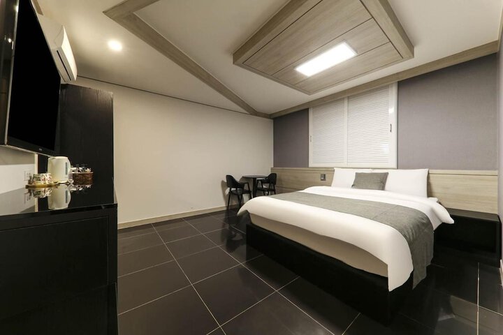 Room 27 of 42