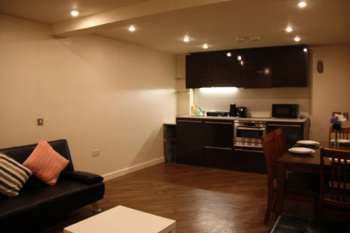 Room 4 of 18