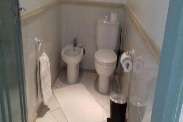 Room 10 of 32