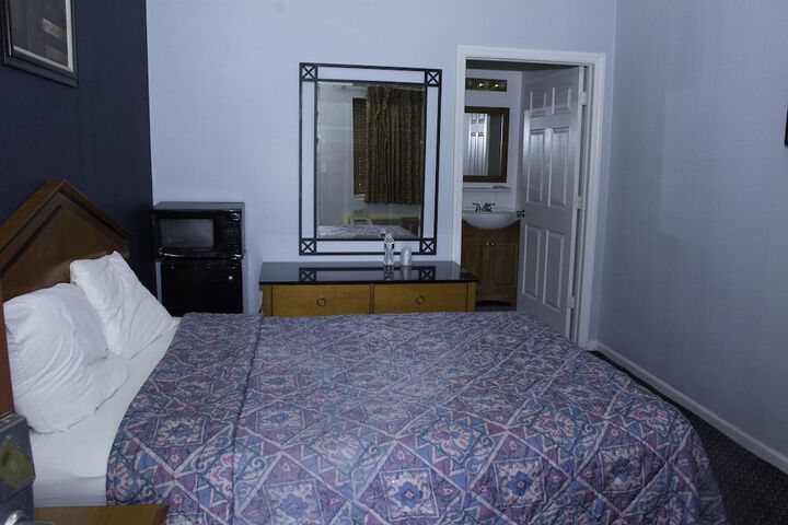 1 Queen Bed (8 of 15)