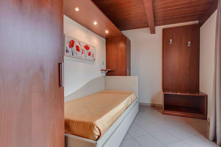 Room 10 of 39