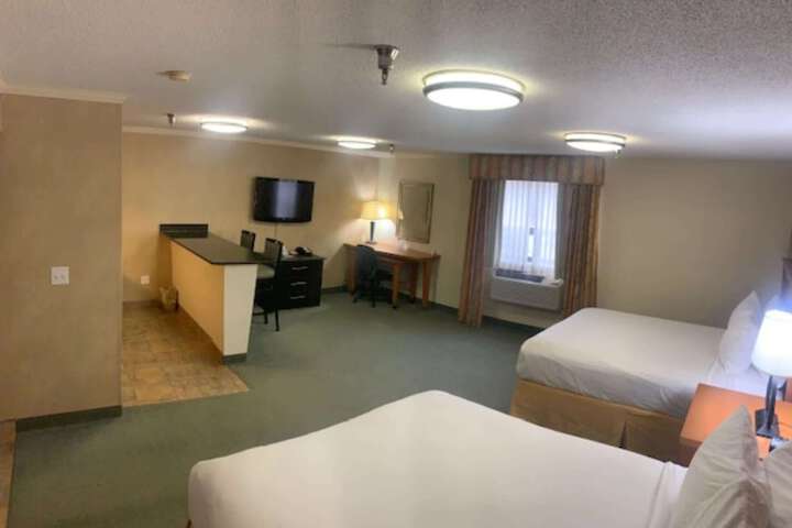 2 Queen Beds Pet Friendly Room Tile Flooring Work Desk Refrigerator WiFi Full Breakfast (12 of 18)