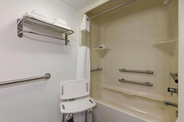 1 Double Bed Accessible (5 of 10)