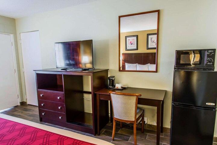 1 King Bed (4 of 5)
