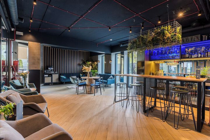 Lounge 44 of 51