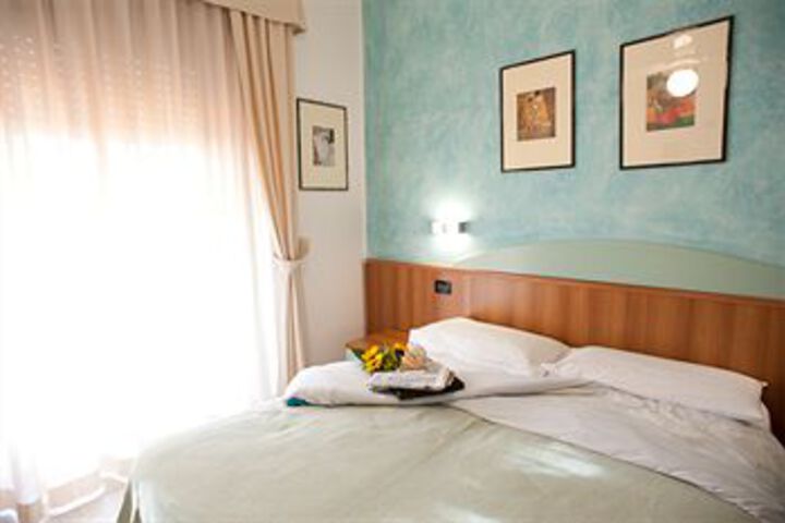 Room 7 of 25