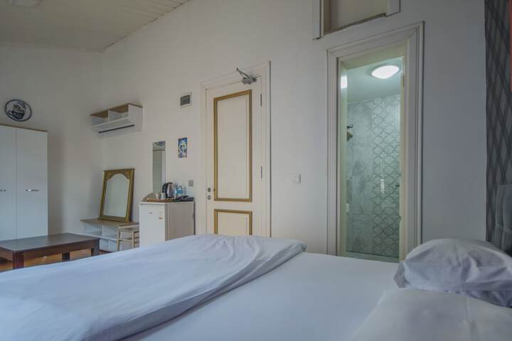 Room 9 of 99