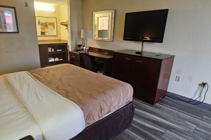 1 King Bed (3 of 6)