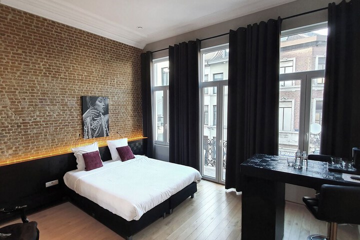 Room 33 of 64