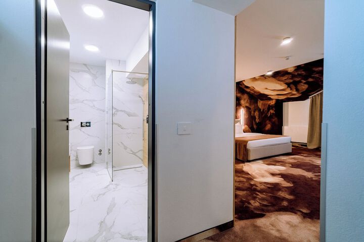Room 9 of 76