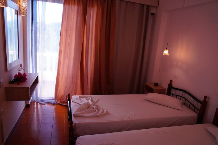 Room 6 of 84