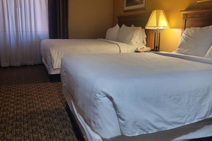 2 Queen Beds (5 of 7)