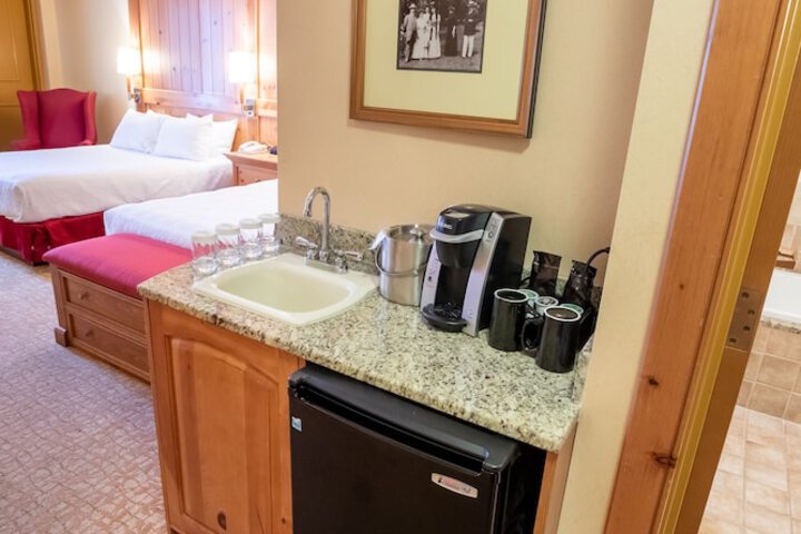 Premier 2 Queen Beds (1 of 13)
