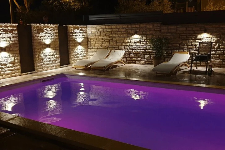 Pool 10 of 17