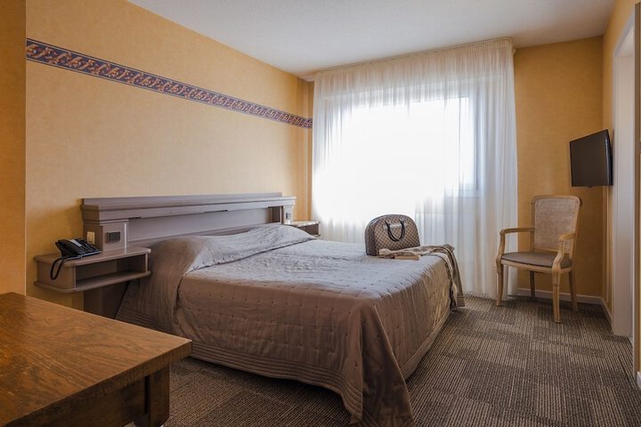Room 10 of 37