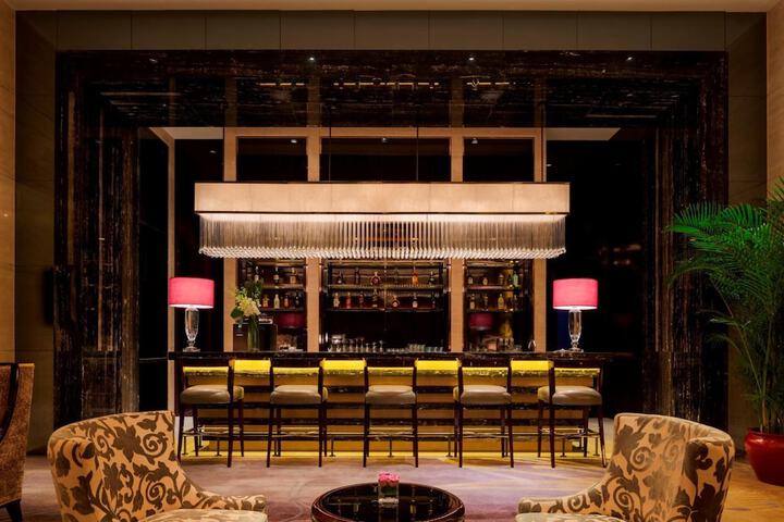 Lounge 32 of 41