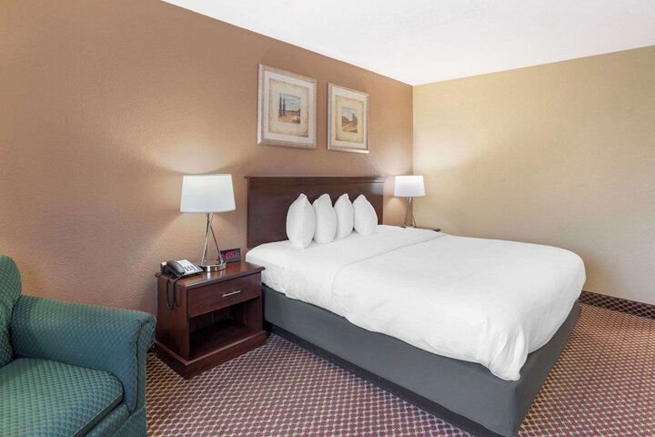 Business King Bed Accessible (1 of 20)