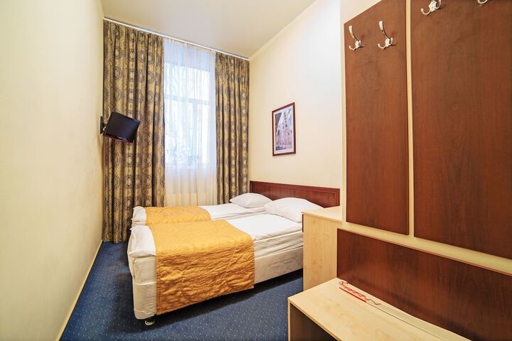 Room 17 of 27