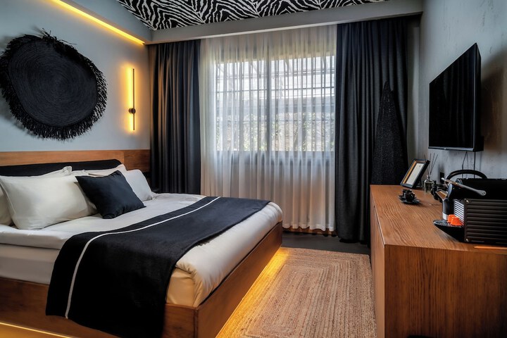 Room 5 of 104