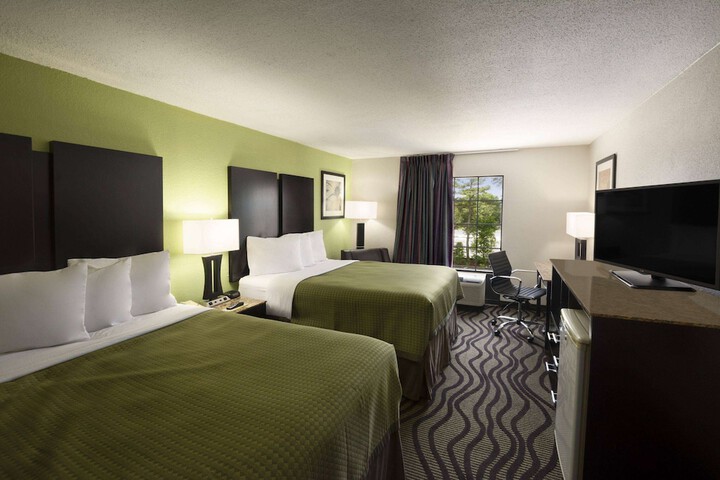 1 Queen Bed (4 of 10)