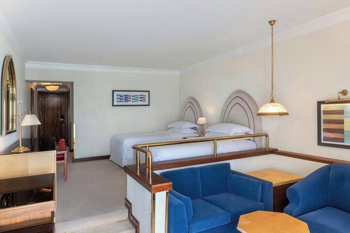 Room 52 of 220