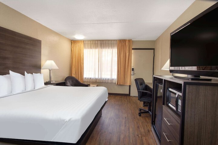 1 King Bed (2 of 10)