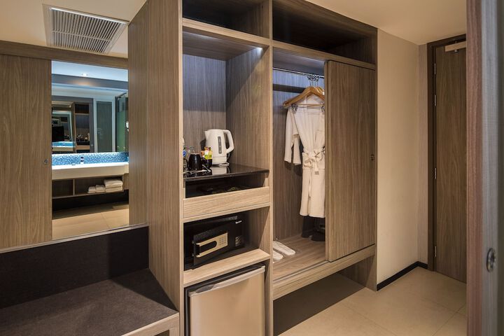 Room 27 of 61