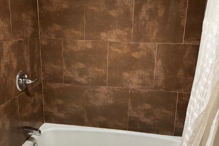 1 King Bed (4 of 9)