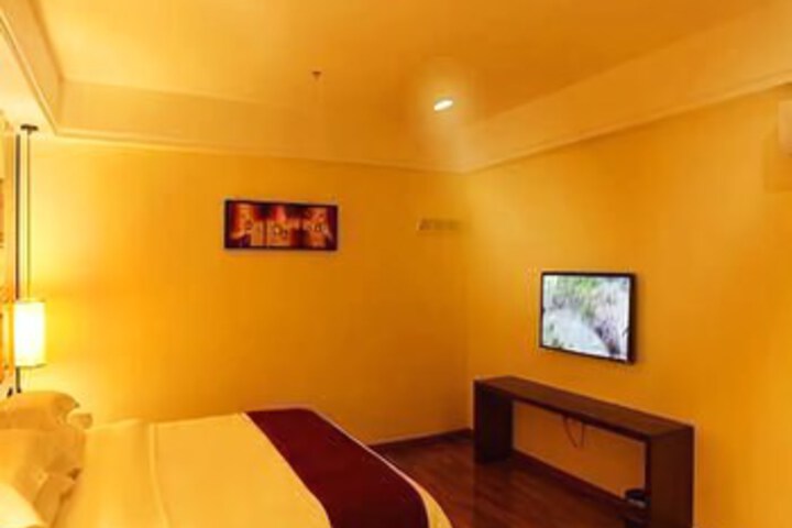Room 6 of 8