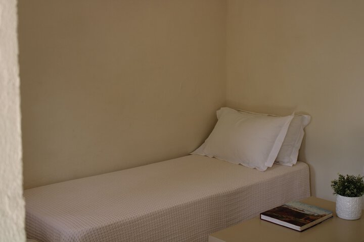 Room 27 of 76