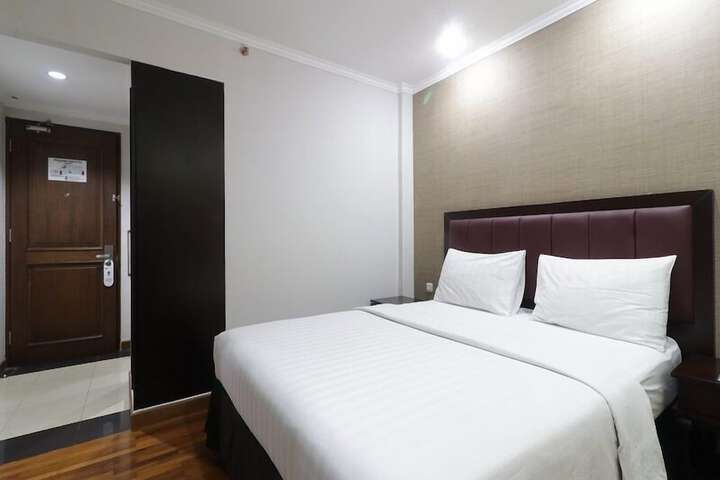 Room 9 of 34