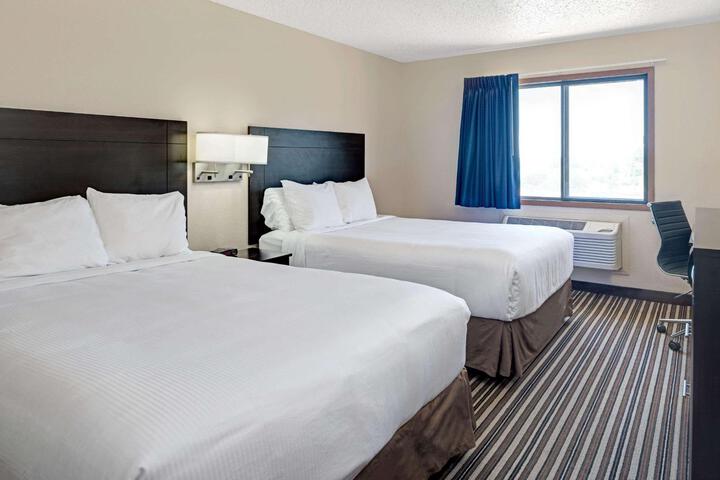 1 Queen Bed (10 of 10)